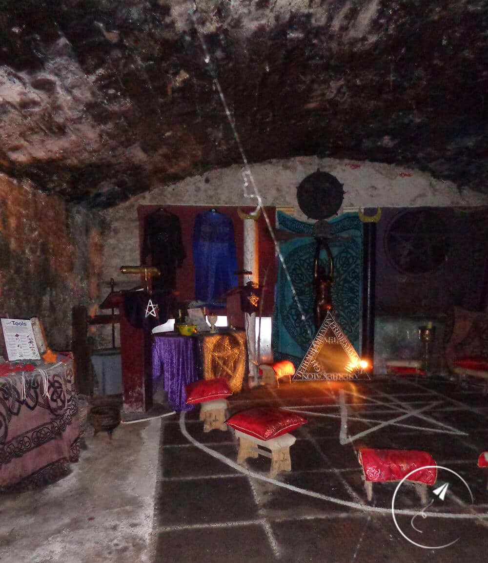 Crossing the royal mile : underground witches - photo