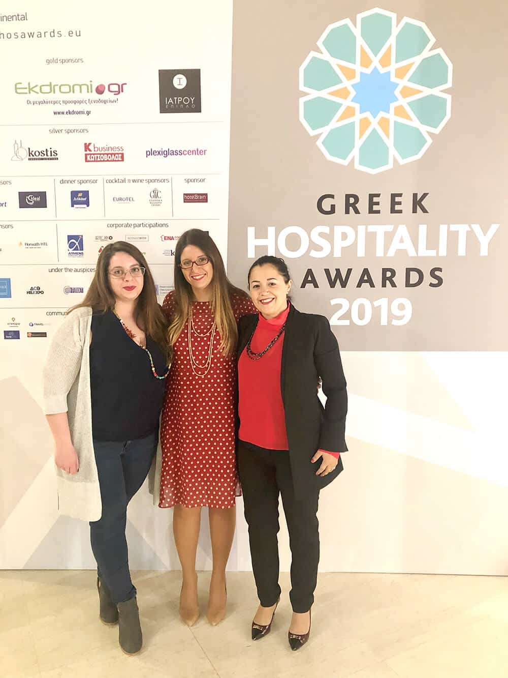 Greek hospitality awards : H ομάδα του Kallichoron Art Boutique Hotel, Ελένη Τσουλουχά. Καρολίνα Αλκαλάι, Μαρία Μαυρουδή - φωτογραφία