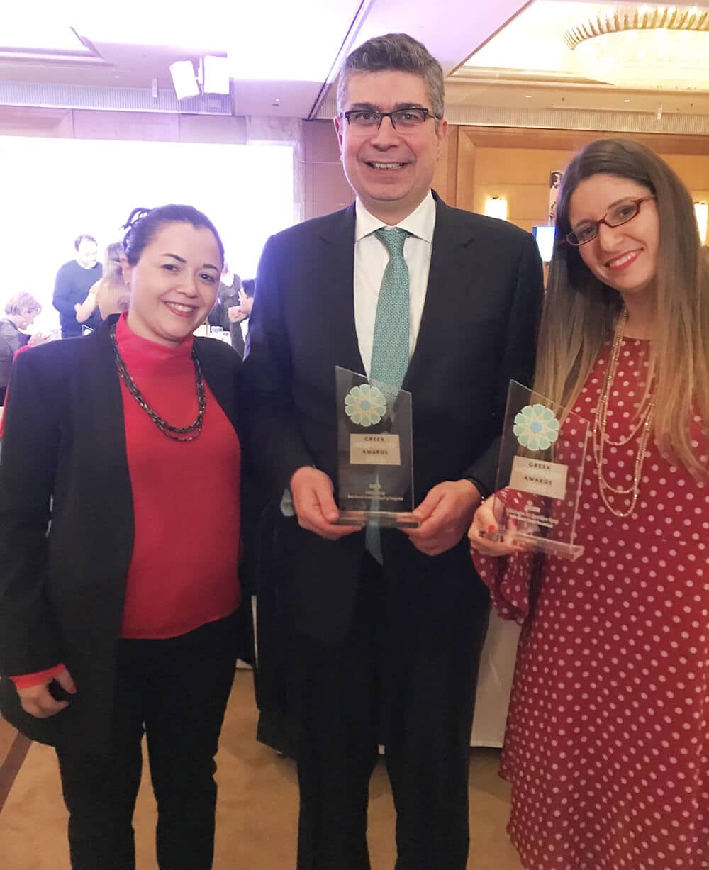 Greek hospitality awards: H ομάδα του Kallichoron Art Boutique Hotel με τoν επίσης βραβευθέντα, κ. Σπύρο Πασχάλη (CEO, Attica Group) - φωτογραφία