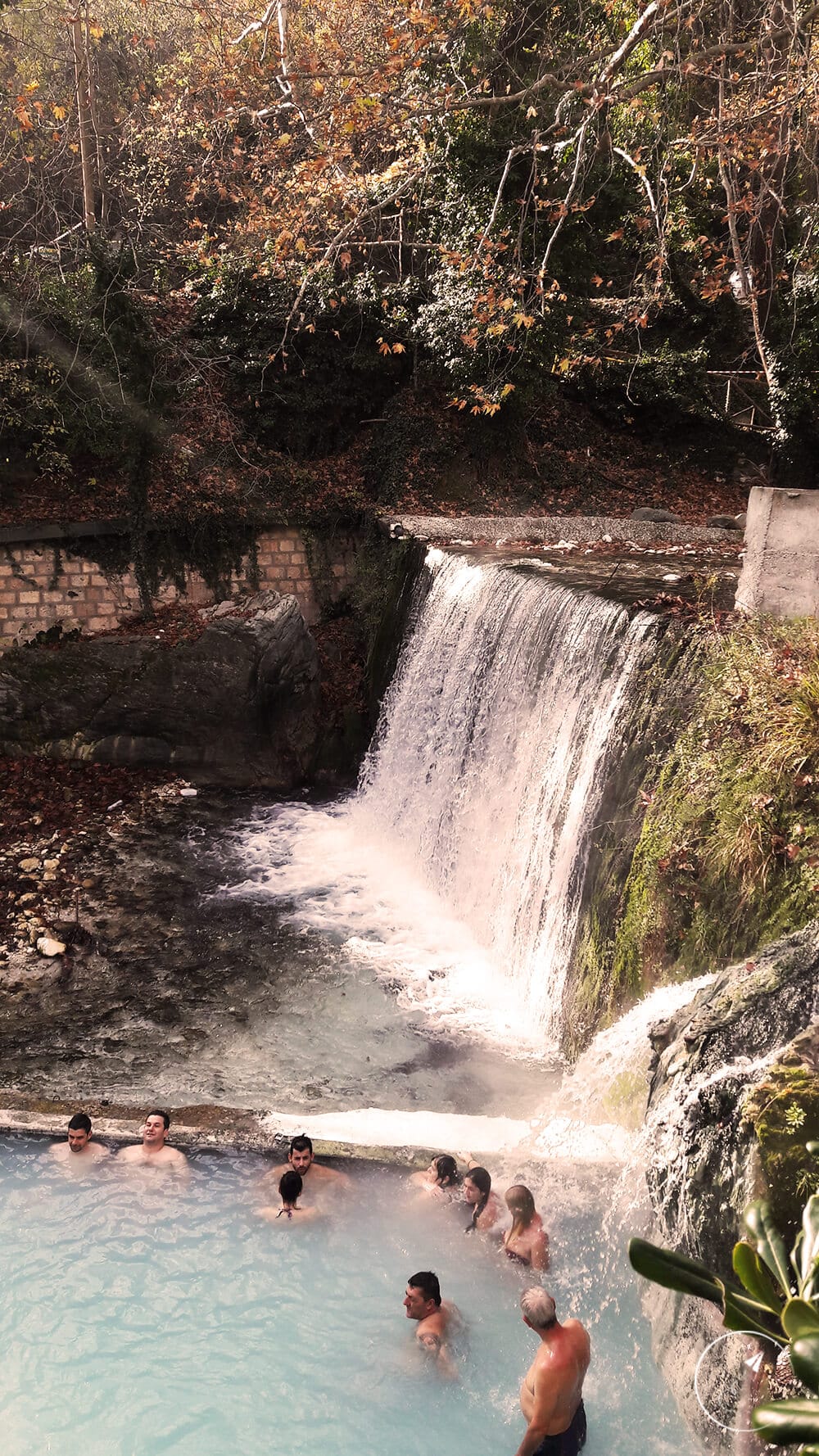 Εγκαταστάσεις Λουτρόπολης: εξωτερική φυσική πισίνα - φωτογραφία