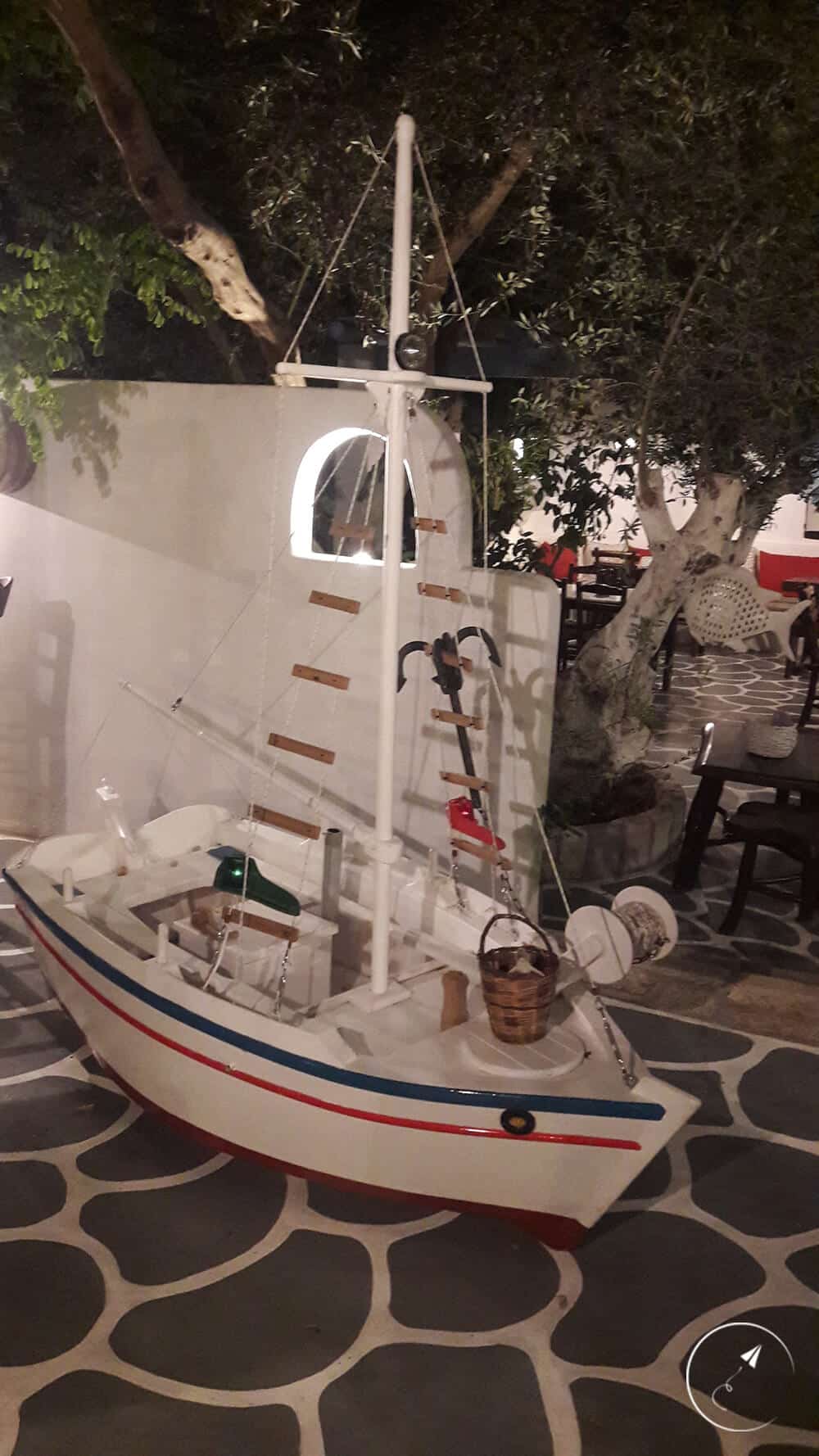 Μήλος: φαγητό και ποτό: αυλή κιβωτό των γεύσεων - φωτογραφί