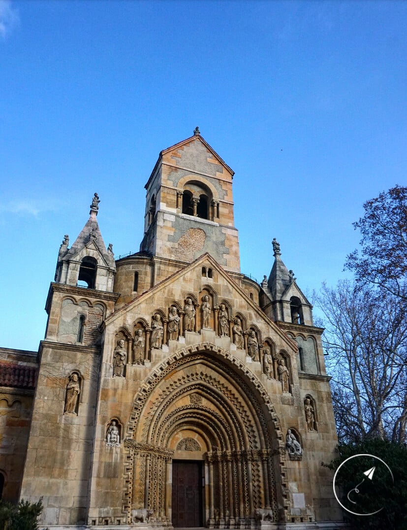 6+1 λόγοι που λάτρεψα τη Βουδαπέστη: κάστρο Vajdahunyad  : cathedral - φωτογραφία