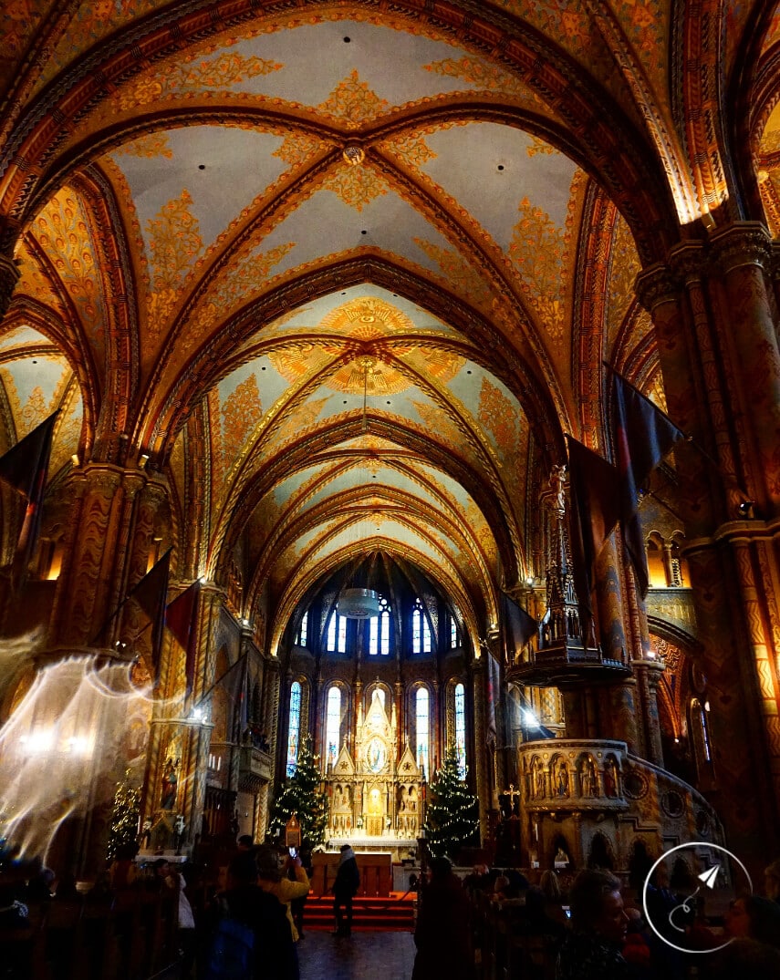 6+1 λόγοι που λάτρεψα τη Βουδαπέστη: εκκλησία Αγίου Ματθία εσωτερικό και αριστερά ... φάντασμα;; - φωτογραφία