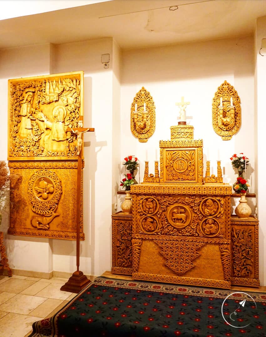 6+1 λόγοι που λάτρεψα τη Βουδαπέστη: εκκλησία σπηλαίου: ξυλόγλυπτο - φωτογραφία