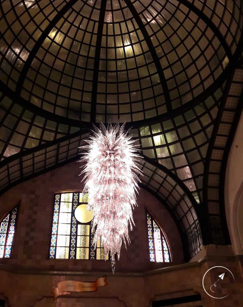 6+1 λόγοι που λάτρεψα τη Βουδαπέστη: Gresham palace : πολυέλαιος - φωτογραφία