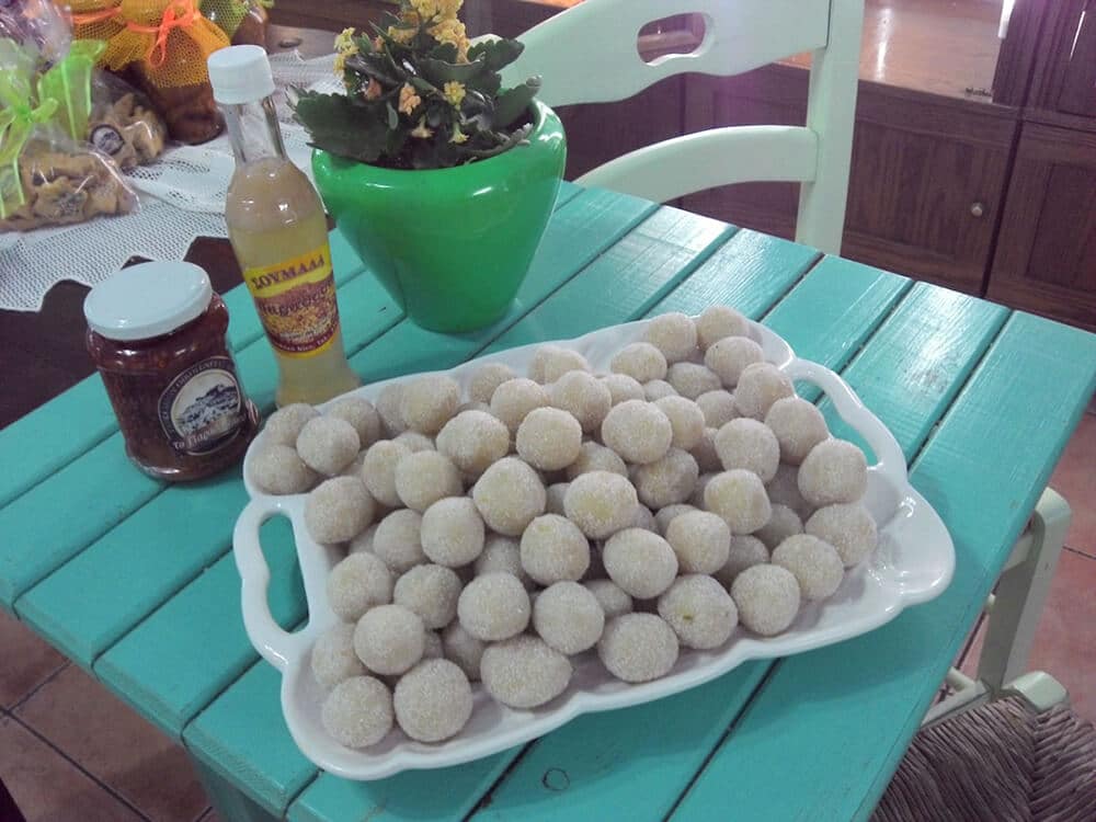 Αιγαίου γεύσεις: σουμάδα και αμυγδαλωτά -φωτογραφία