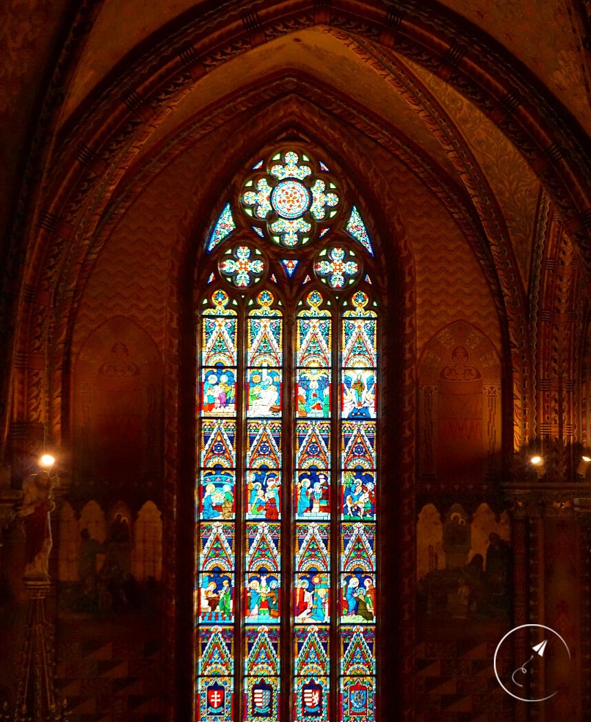 6+1 λόγοι που λάτρεψα τη Βουδαπέστη: εκκλησία Αγίου Ματθία: βιτρώ - φωτογραφία