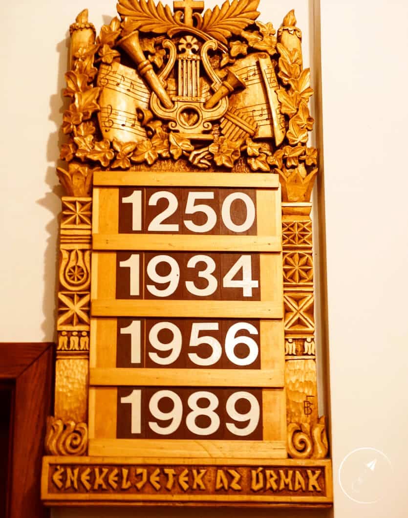 6+1 λόγοι που λάτρεψα τη Βουδαπέστη: εκκλησία σπηλαίου: ξυλόγλυπτο - φωτογραφία