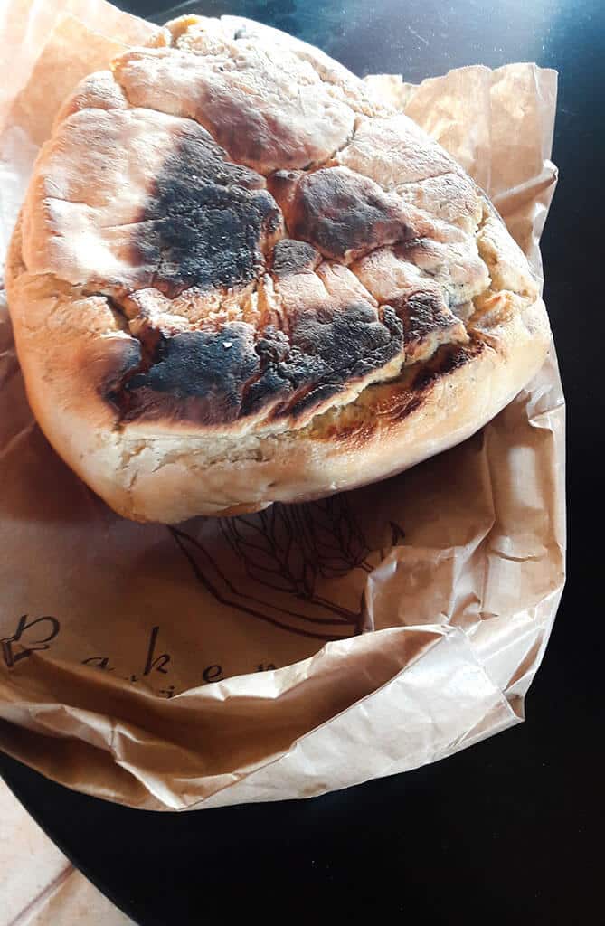 Ζυμωτό ψωμί στον ξυλόφουρνο - φωτογραφία