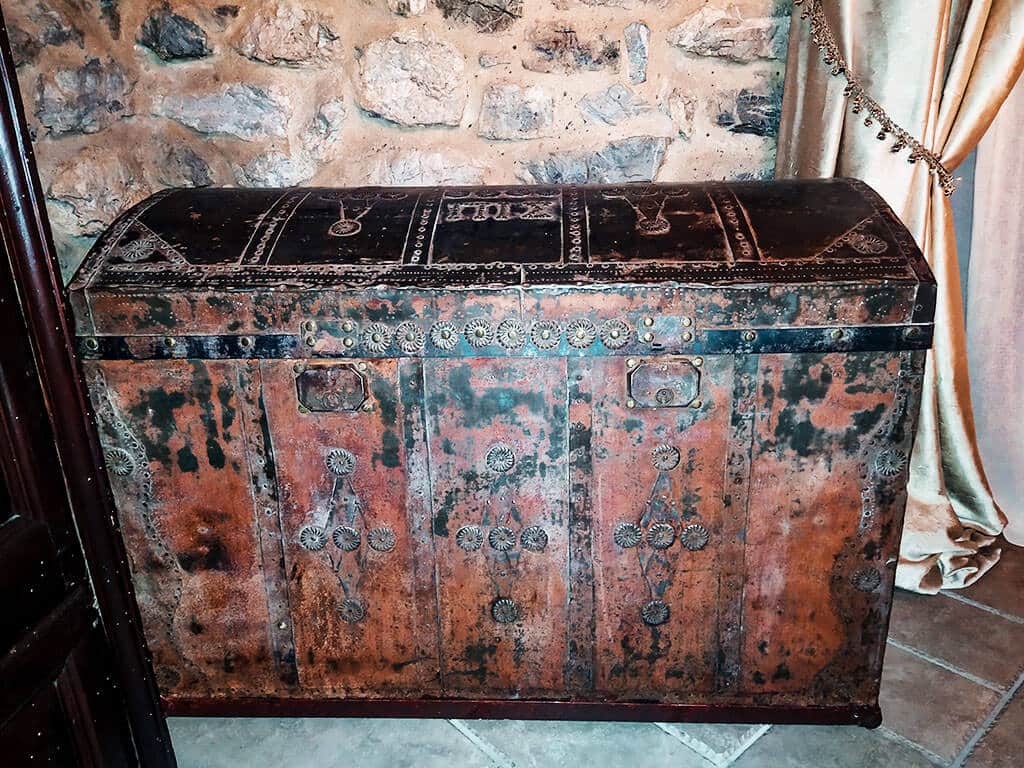 Παλιό μπαούλο με παιχνιδια - φωτογραφία