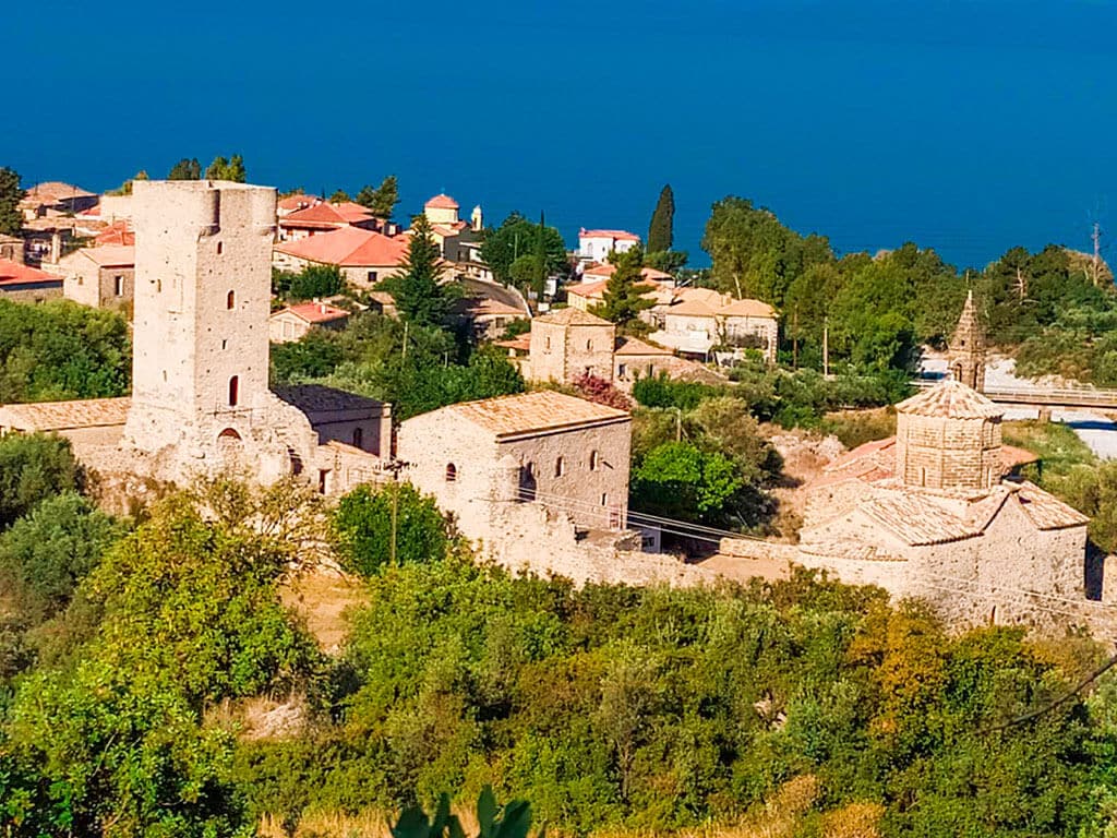 Τμήμα οχυρωματικού περιβόλου της οικογενειακής εγκατάστασης του Μούρτζινου.- φωτογραφία
