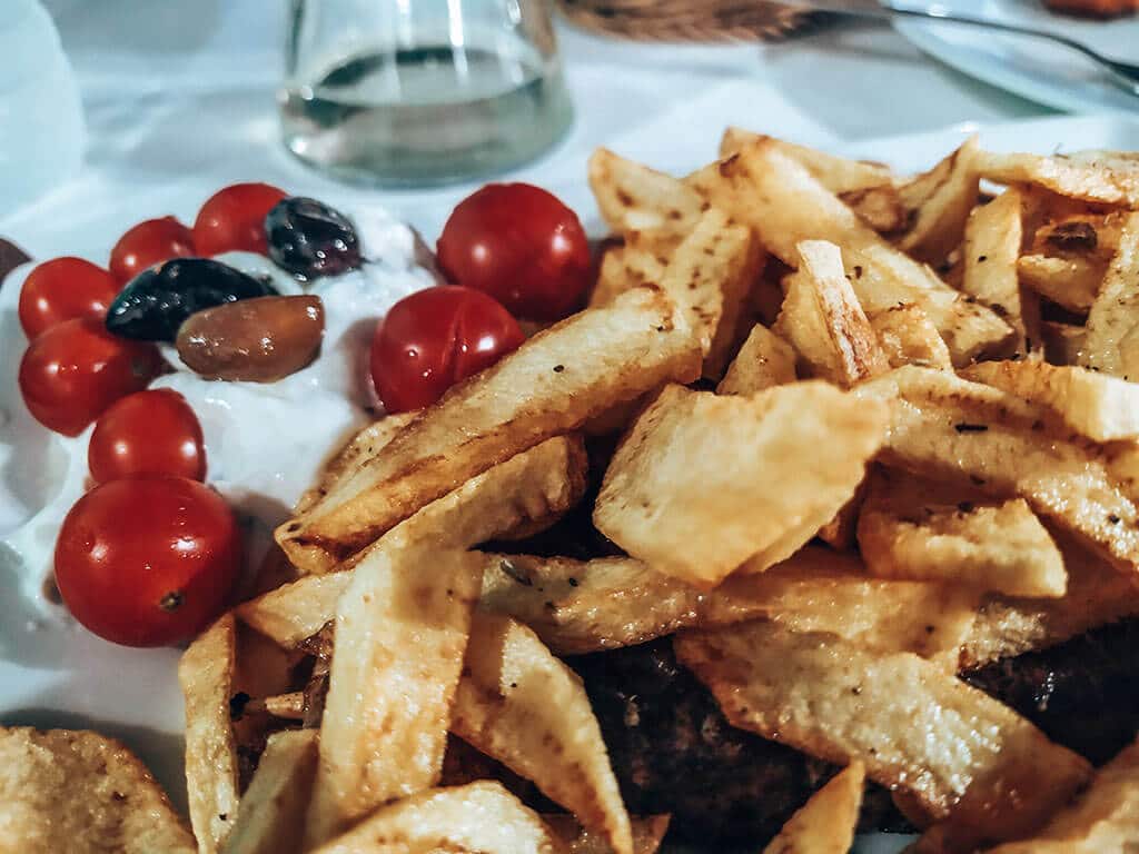 Φρέσκιες πατάτες τηγανητές - φωτογραφία