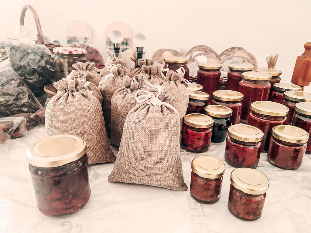 Σάλτσες, βότανα, μαρμελάδες, μέλι και γλυκά του κουταλιού - φωτογραφία